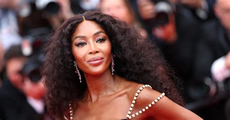 Naomi Campbell komplett hüllenlos: Sie posiert nackt